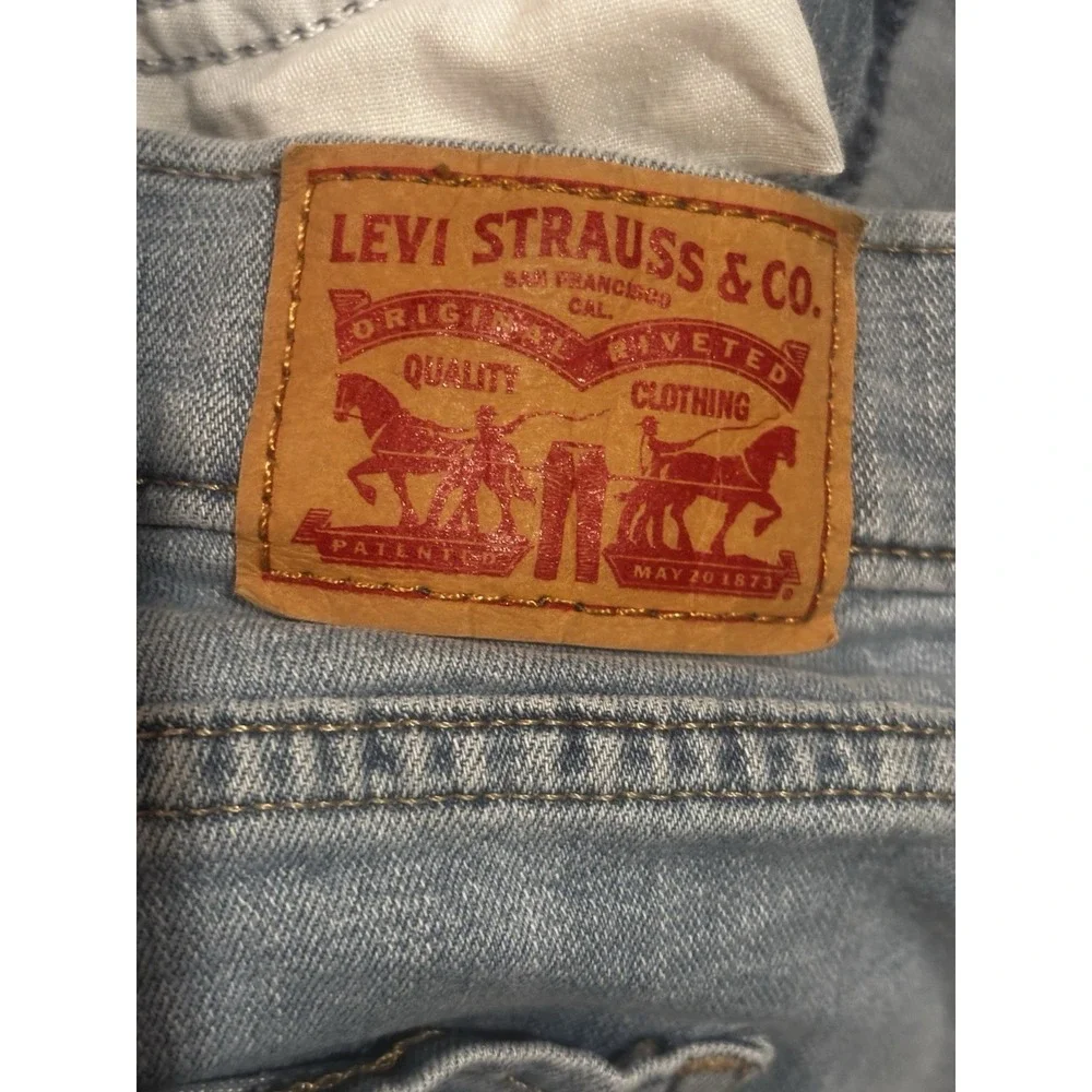 Levi's Women's W32 Medium Wash Blue Cotton Blend‎ Denim Classic Bermuda Shorts